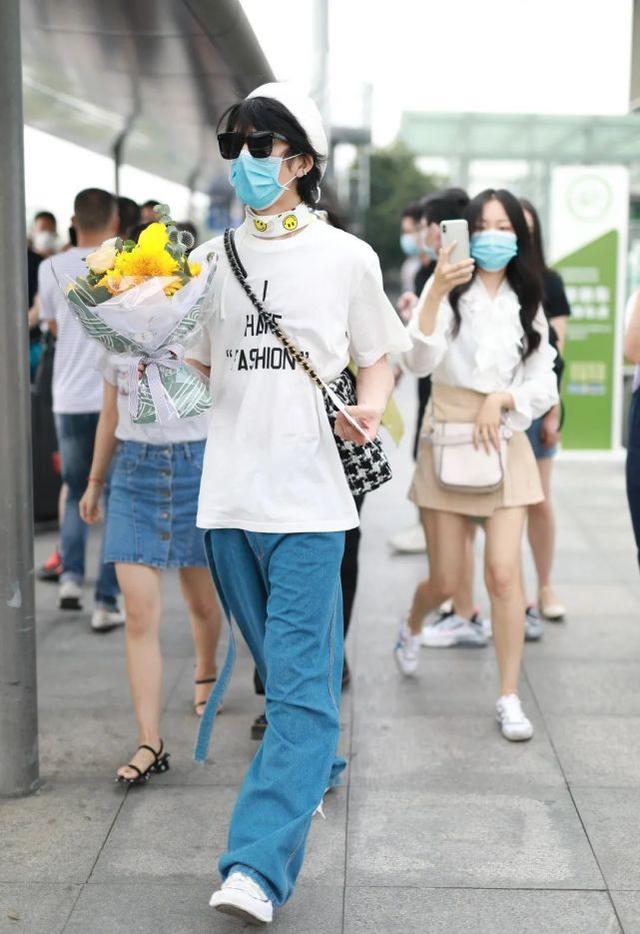 井柏然機場示範基礎款穿搭！白色短袖搭配寬松牛仔褲，少年味十足 娛樂八卦吃瓜 第3张