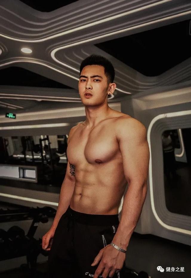 南京筋肉小狼狗走紅，顏值身材撩爆網友，這身材著實令人羨慕 健身減肥達人 第16张