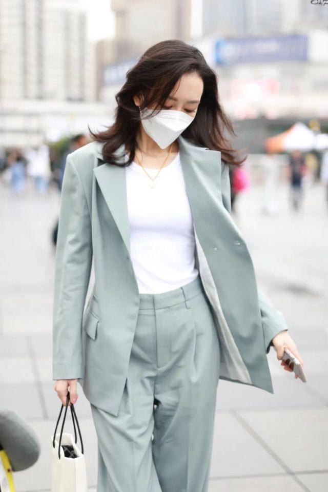 王鷗真的太拼！穿「浴袍裙」出席活動女人味足，抹胸款好怕繃不住 娛樂八卦吃瓜 第6张