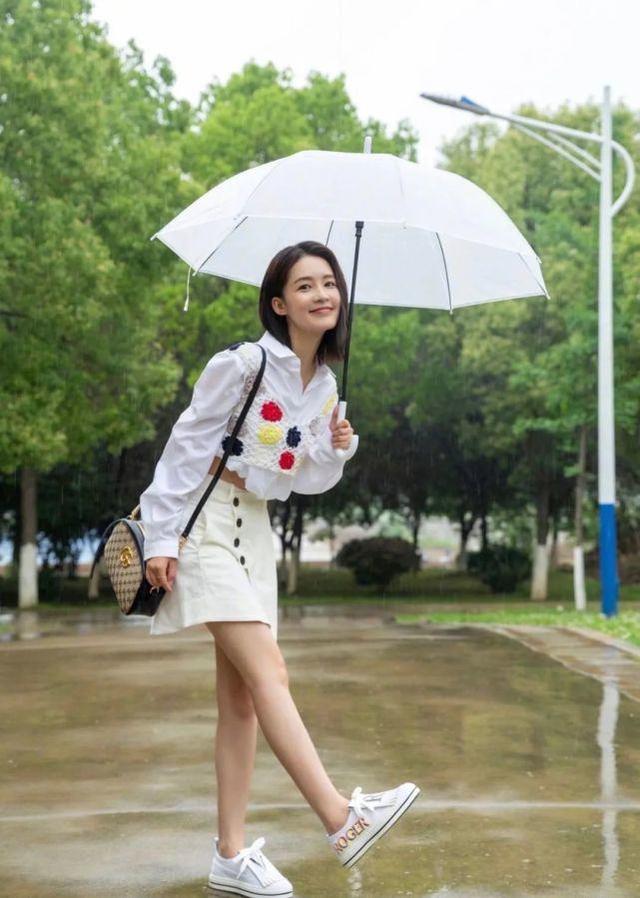 李沁現身機場，復古緊身上衣配皮裙秀「牛奶腿」，好身材一覽無遺 娛樂八卦吃瓜 第7张