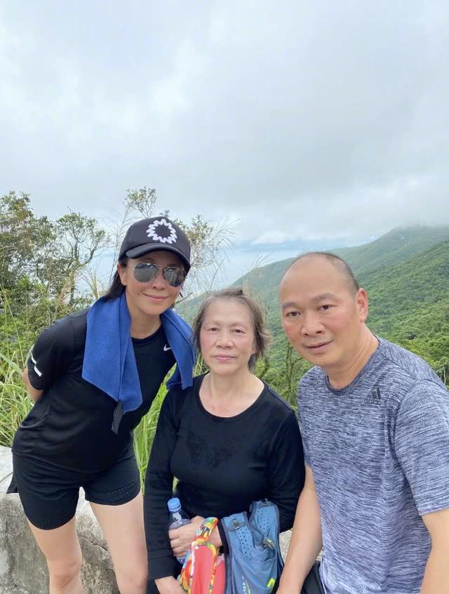 劉嘉玲曬近照，穿波點連衣裙搭配西裝外套，大氣造型展現復古美 娛樂八卦吃瓜 第6张