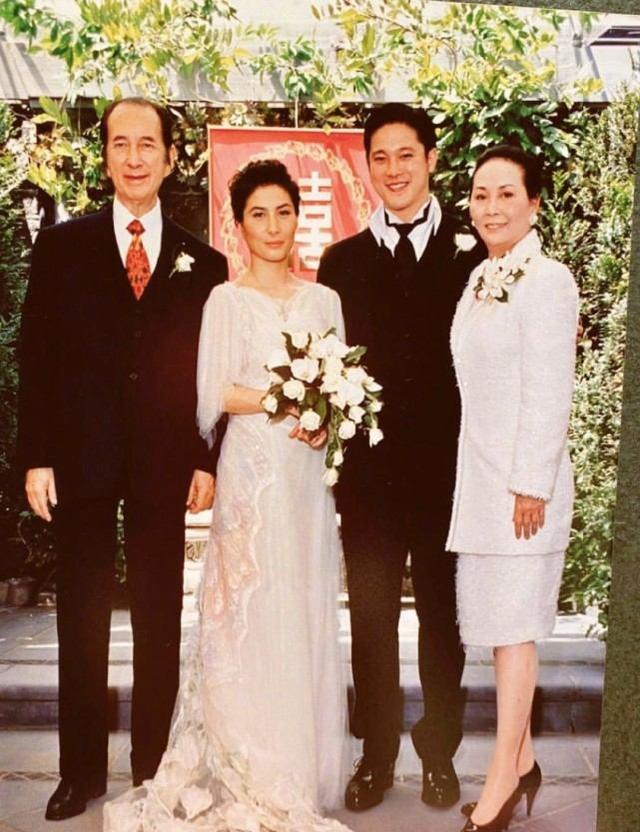 賭王女兒何超儀發長文，曬賭王舊照懷念父親，婚禮照片還是首發 娛樂八卦吃瓜 第6张