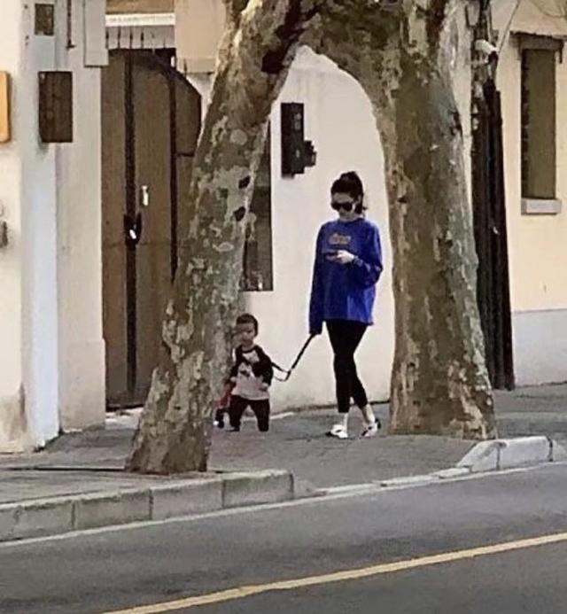 奚夢瑤懷二胎後低調出街，帶賭王長孫出街遛彎，不像媽媽像姐姐 娛樂八卦吃瓜 第4张