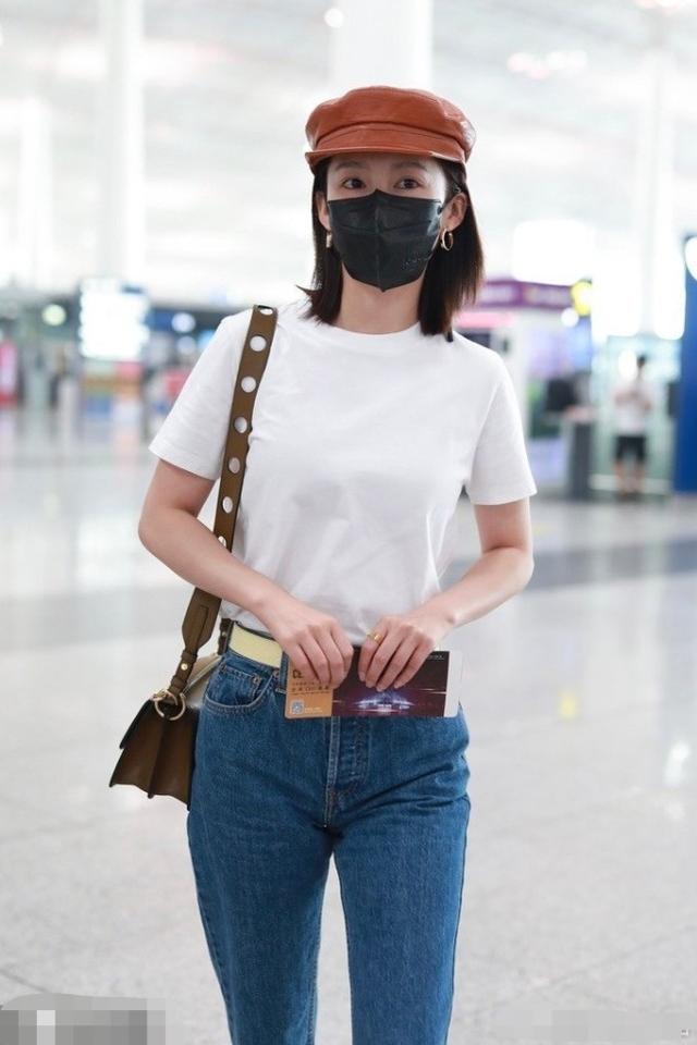李沁現身機場，簡單白T恤搭配深色牛仔褲，小肚腩暴露卻成亮點 娛樂八卦吃瓜 第2张