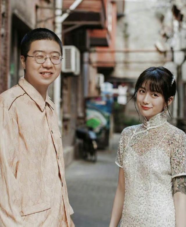 網友偶遇李誕黑尾醬出遊，小夫妻感情甜蜜十足，看來離婚只是謠傳 娛樂八卦吃瓜 第4张