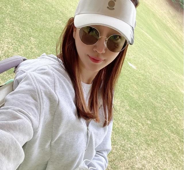 曾被評為「身材最火辣美女」的她，如今43歲了，依舊身材好氣質佳 街拍正妹 第2张