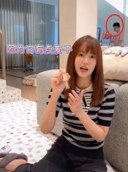張子萱產後終於瘦身成功，一身少女穿搭笑容甜美，同框老公真甜蜜 娛樂八卦吃瓜 第4张