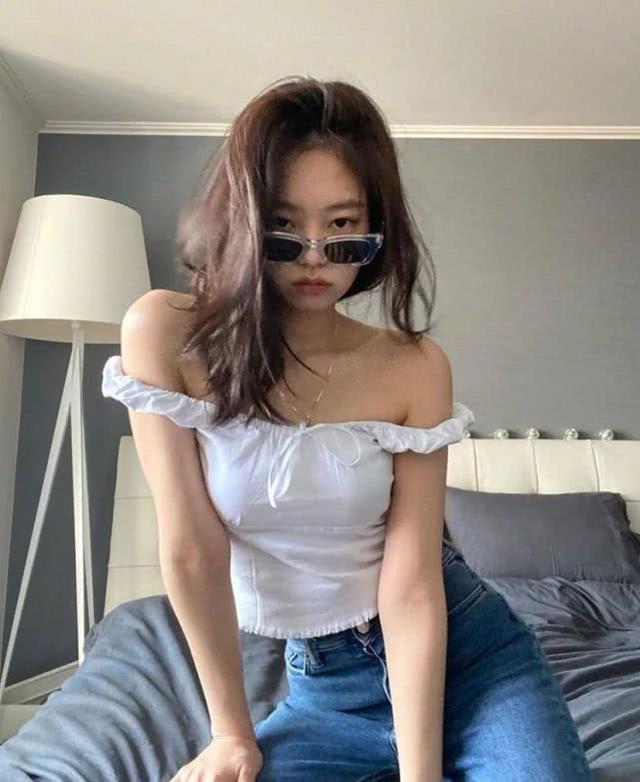jennie自拍太養眼！親身示範「富家女穿搭風」，時髦中又不失貴氣 娛樂八卦吃瓜 第7张