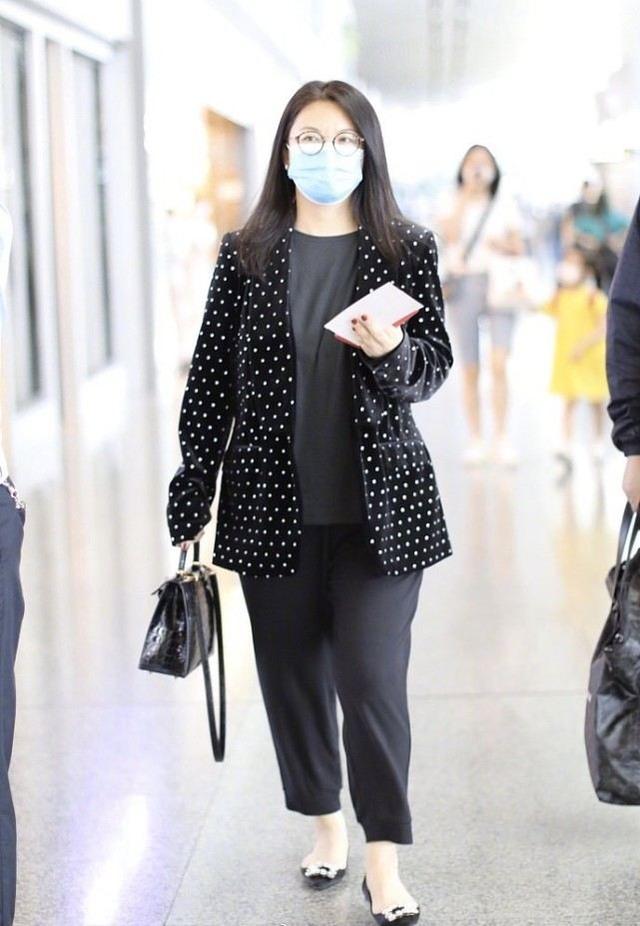 李湘一家三口現身機場，李湘穿波點西裝身材顯胖，母女倆該減肥了 娛樂八卦吃瓜 第4张