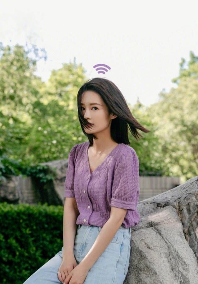 李沁社交平台曬美照！白色泡泡袖搭配高腰牛仔褲，氣質清新又素雅 娛樂八卦吃瓜 第2张