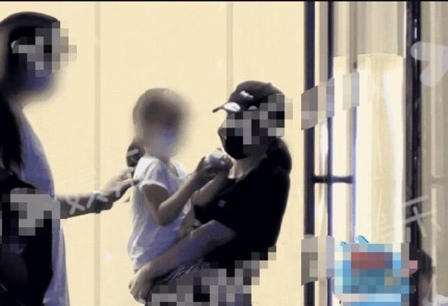 高雲翔被媒體偶遇，和董璇輪流照顧女兒小酒窩，兩人卻始終沒碰面 娛樂八卦吃瓜 第5张