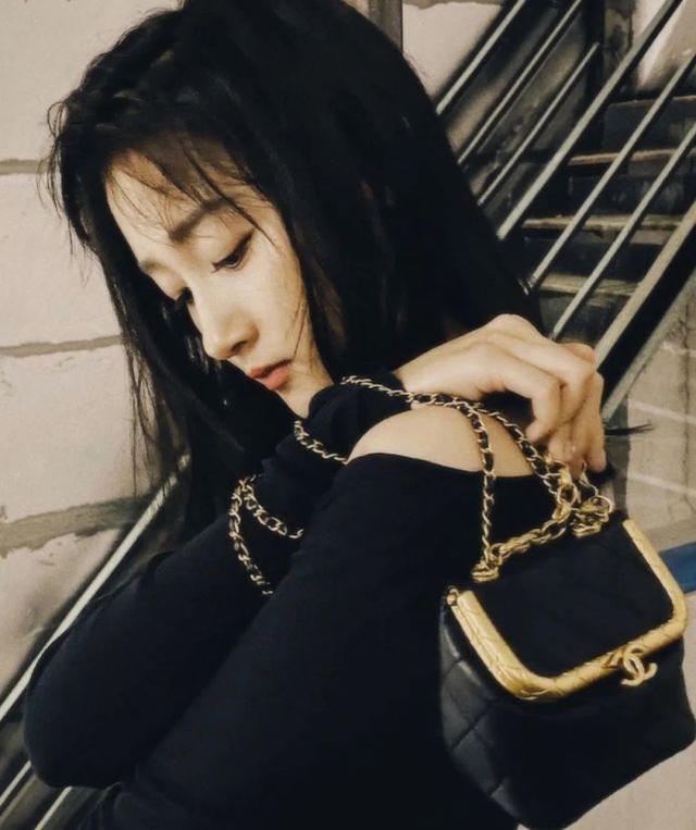 關曉彤穿搭太性感！穿超短褲配尖頭鞋秀美腿，螢幕都裝不下的長度 娛樂八卦吃瓜 第4张