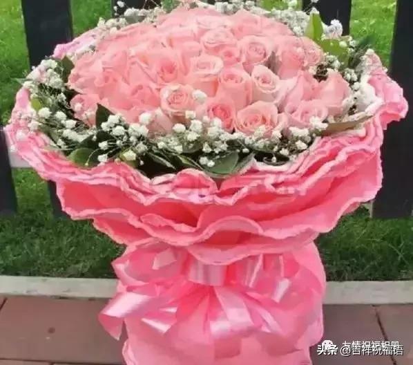 情人节送女孩什么礼物明天情人节，99玫瑰送给群里朋友，祝你们情人节快乐，