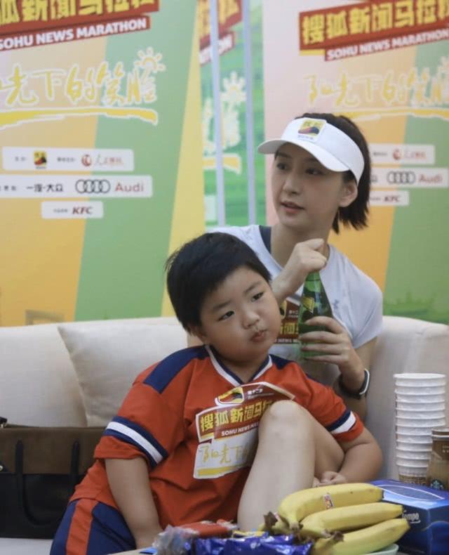 唐一菲帶娃做公益，穿運動裝很美，5歲兒子凌聽體型比媽媽還壯實 娛樂八卦吃瓜 第6张