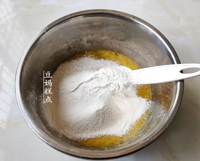 蒸或烤都可以，用2根香蕉做早餐蛋糕，簡單一拌，又酥又香 熱愛美食 第9张