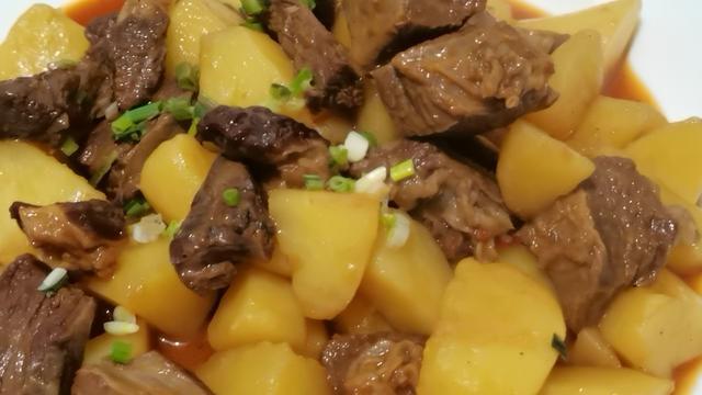 怎么烧红烧牛肉，红烧牛肉怎么做又软又香（红烧牛肉的做法）