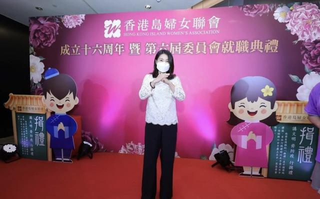 郭晶晶穿旗袍式上衣出席活動，蕾絲面料顯典雅，越來越像闊太太 娛樂八卦吃瓜 第4张