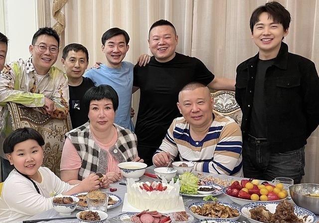 郭德綱老婆王惠慶祝生日，三口人坐c位，繼子郭麒麟卻站角落 娛樂八卦吃瓜 第2张
