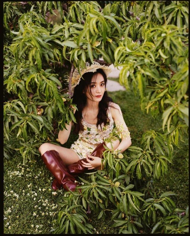 趙麗穎時尚大片曝光：穿花朵連體衣化身精靈女孩，減齡十足哪像32 娛樂八卦吃瓜 第5张