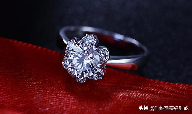 七夕情人节想要给对方惊喜，送女朋友钻戒怎么样？ 七夕送女朋友礼物排行榜