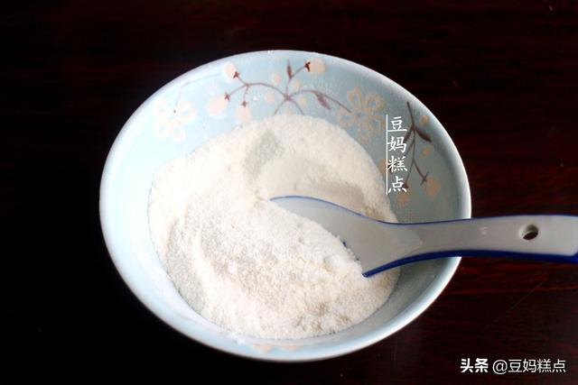 學86歲奶奶做拿手小吃，炸糖糕，1個碗1個勺，簡單實用還不會出錯 熱愛美食 第13张