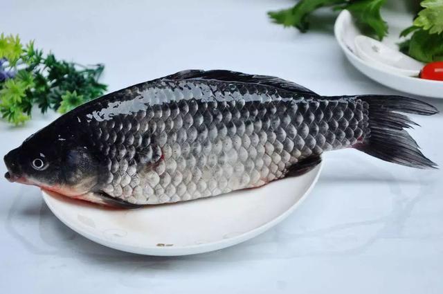 鯽魚怎麼做才好吃？分享3種不同的做法，鮮香美味，下酒下飯都行 熱愛美食 第2张