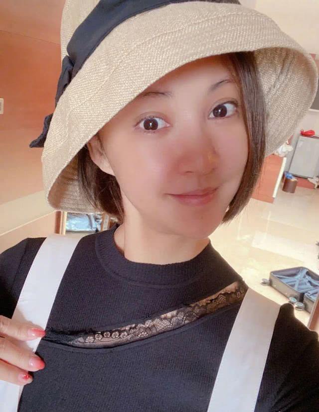 張歆藝瘦身成功？穿白色背帶褲大長腿溢出螢幕，青春俏皮不失幼稚 娛樂八卦吃瓜 第5张