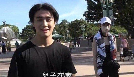 何猷君走出喪父陰霾，和妻子奚夢瑤現身迪士尼玩耍，當爸後發福了 娛樂八卦吃瓜 第2张