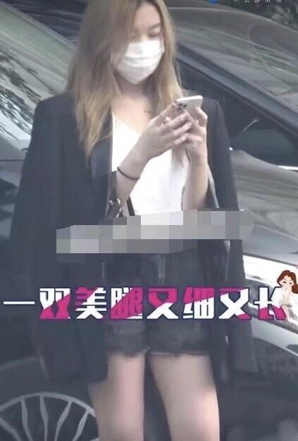 王菲女兒李嫣出街，穿超短褲身披黑色西裝，一頭黃發成熟不像14歲 娛樂八卦吃瓜 第1张