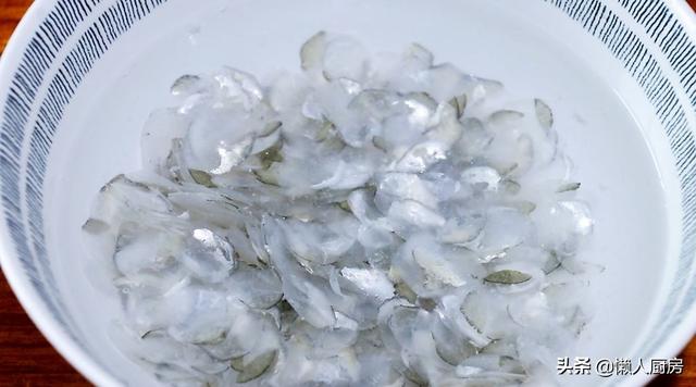 魚鱗別再扔掉了，它營養豐富，4斤重的草魚能刮下多少魚鱗？ 熱愛美食 第8张