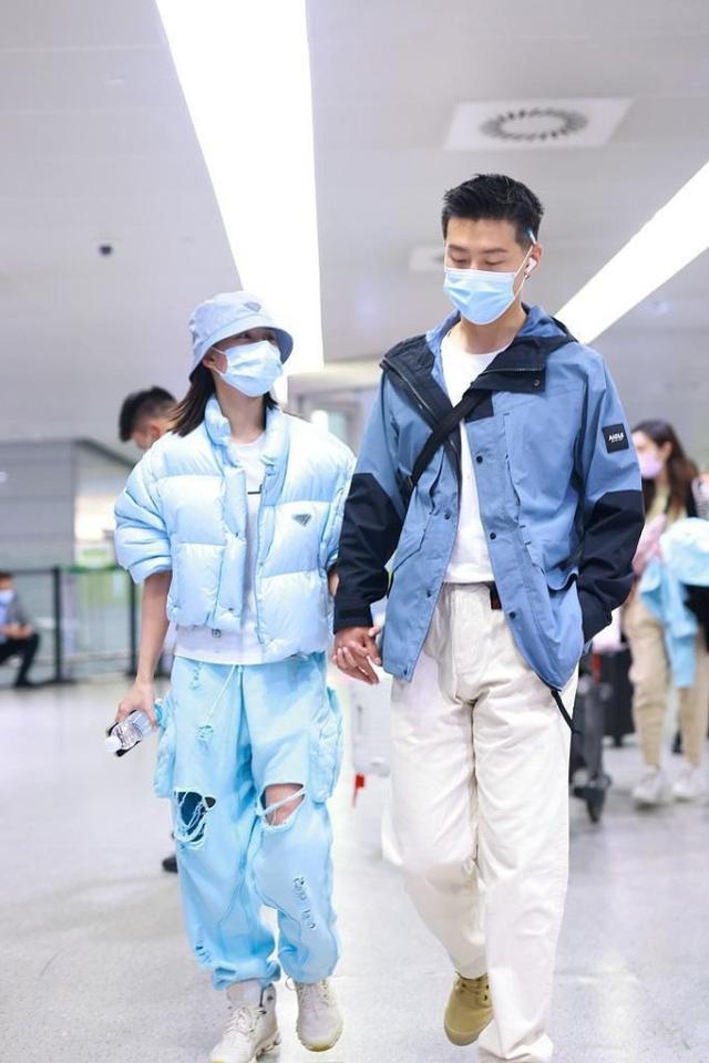 何超蓮竇驍牽手走機場，兩人越來越高調，春夏季穿羽絨服真任性 娛樂八卦吃瓜 第4张