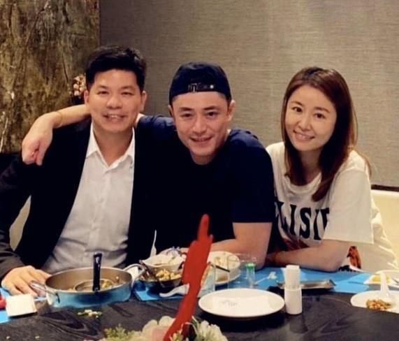 林心如夫婦和友人聚會，霍建華婚後常戴棒球帽，結婚4年感情依舊 娛樂八卦吃瓜 第1张
