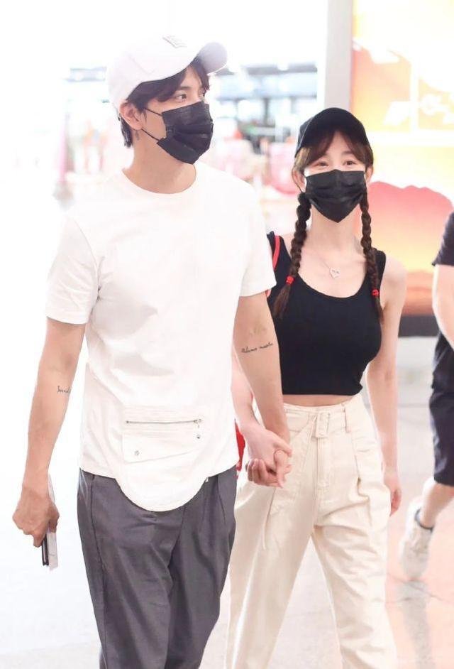 張檬跟男友走機場，穿背心配工裝褲秀「螞蟻腰」，盡顯甜酷少女風 娛樂八卦吃瓜 第3张