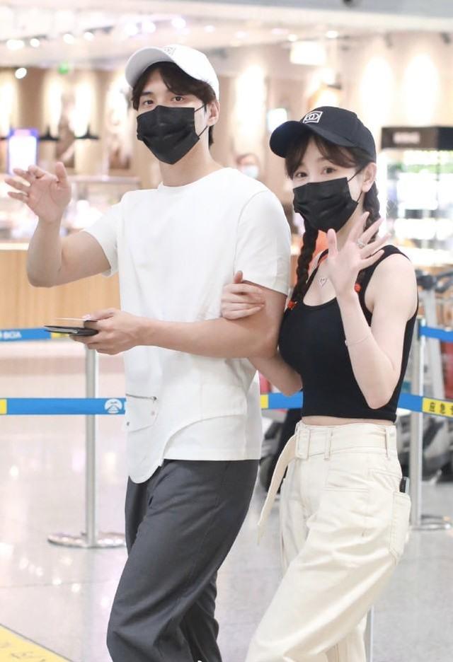 張檬小五現身，兩人感情好到形影不離，網友：真是熱戀中的小情侶 娛樂八卦吃瓜 第4张