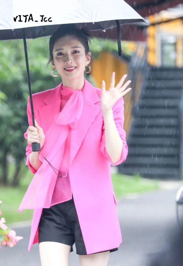 江疏影真敢穿，挑戰「死亡芭比粉」西裝配絲巾亮相，幸虧是冷白皮 娛樂八卦吃瓜 第4张
