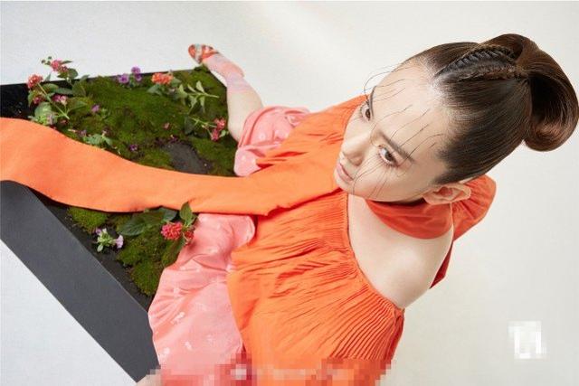 戚薇時尚造型讓人大跌眼鏡！畫「蜘蛛眼」妝容，妖氣浮誇太另類 娛樂八卦吃瓜 第2张