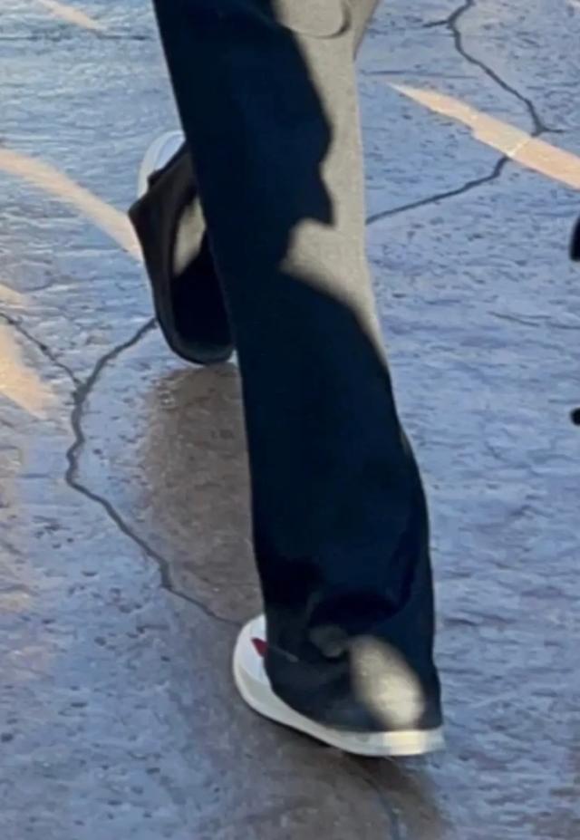 肖战被曝去某摄制组探班,请了工作员喝奶茶