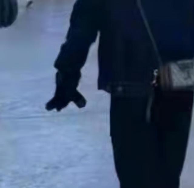 肖战被曝去某摄制组探班,请了工作员喝奶茶