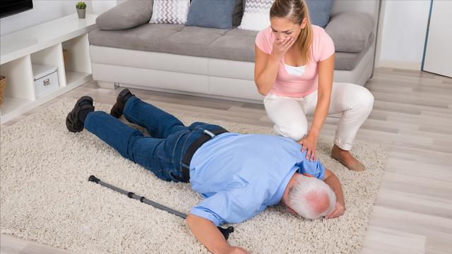 心脏猝死前最主要的三大表现，猝死前三个征兆不止一次提醒过你（生活中心脏猝死前有哪6个明显症状）