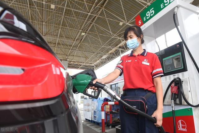 92号汽油天花板价是多少钱一升，92汽油价格（明天油价92号多少钱一升）