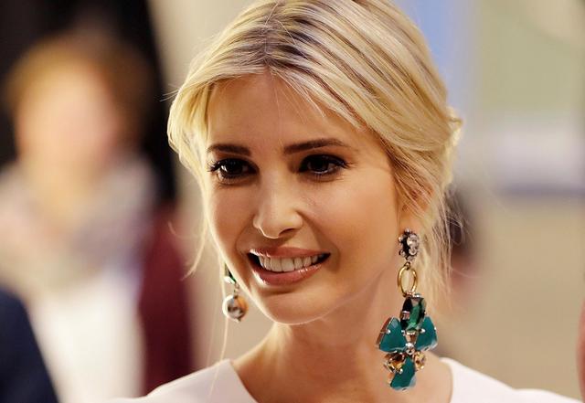 伊万卡·特朗普，被丈夫紧紧抱在怀中