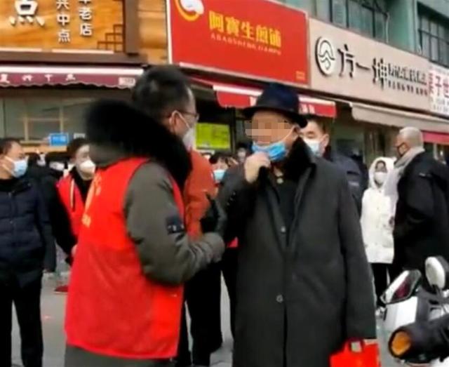 郑州一老人朝防疫志愿者吐口水，警方已介入
