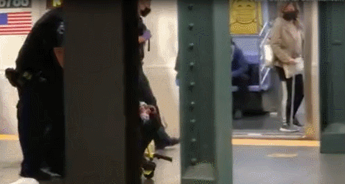 美国亚裔女子地铁遭抢劫被推下铁轨 致头破血流