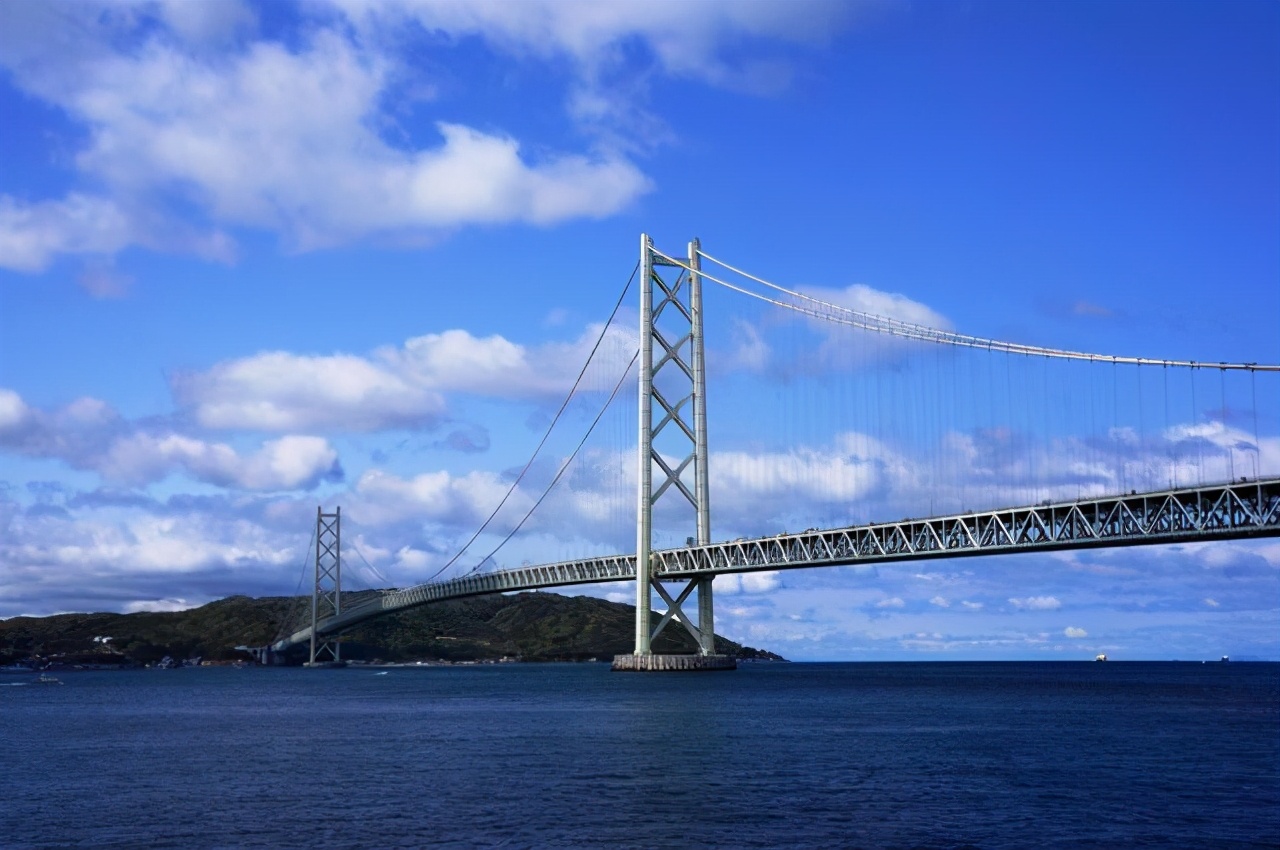这是一座由中国设计建造的特大跨海大桥.