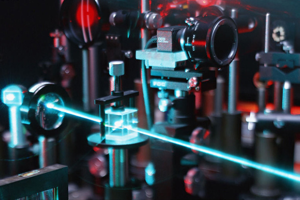 激光是如何被研制出来的？