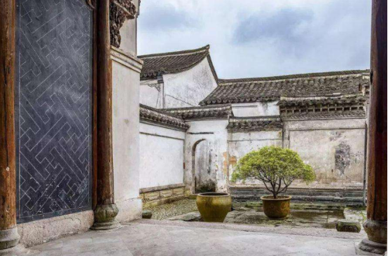 古代的大户人家,为何都要在院子里放一口水缸?