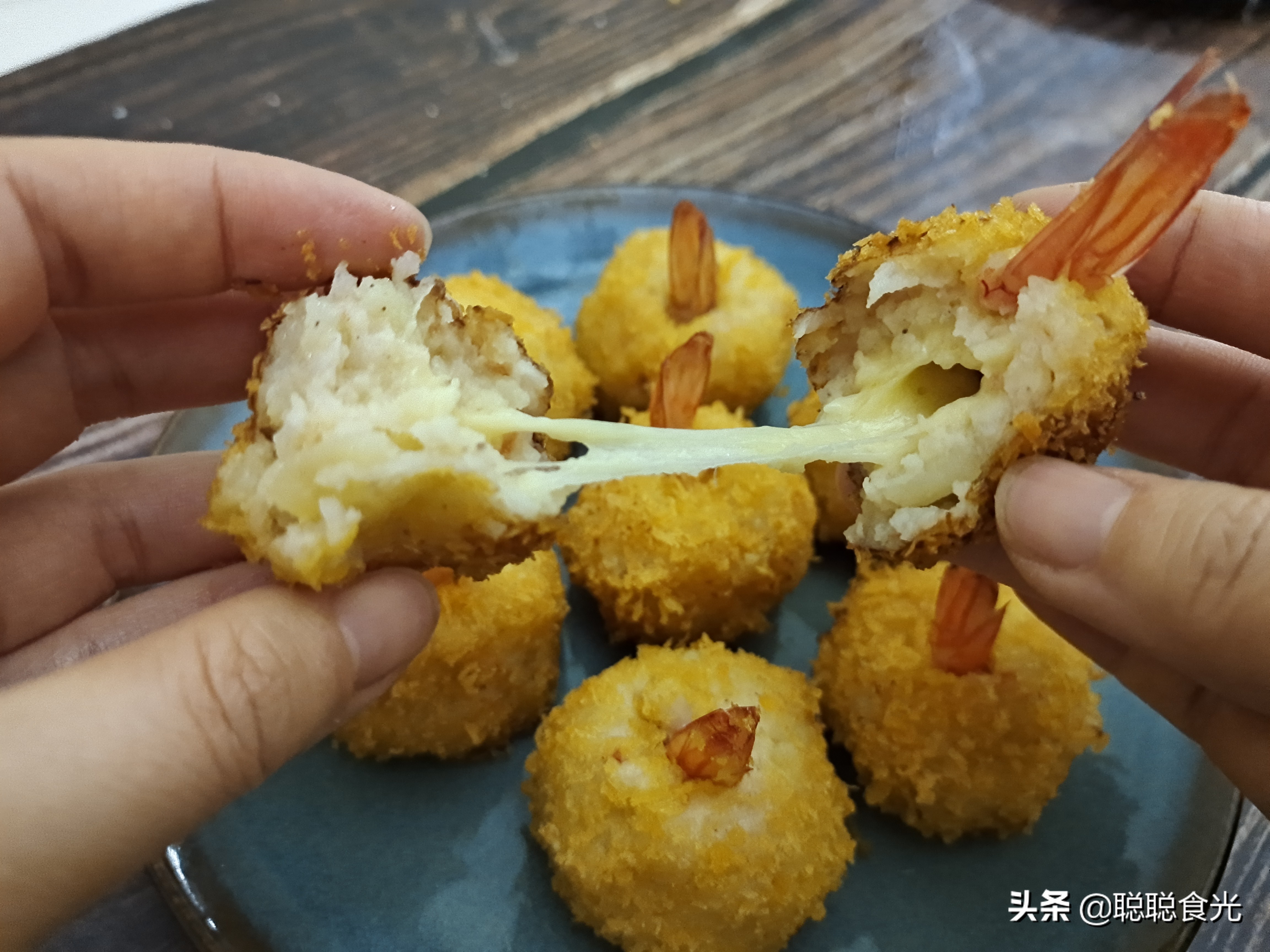 炸虾球的家常做法（九步做出美味的芝士虾球）