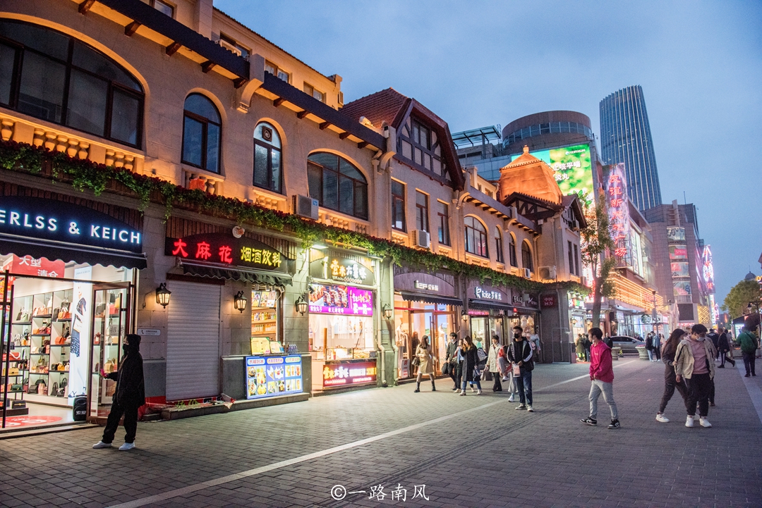 和平路金街位于天津市和平区,二十世纪初便很繁荣,是当时天津城的中心