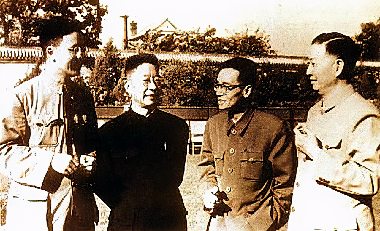 老舍跳湖前,在公园湖边坐了整整一天,是什么让他最终决定去死?
