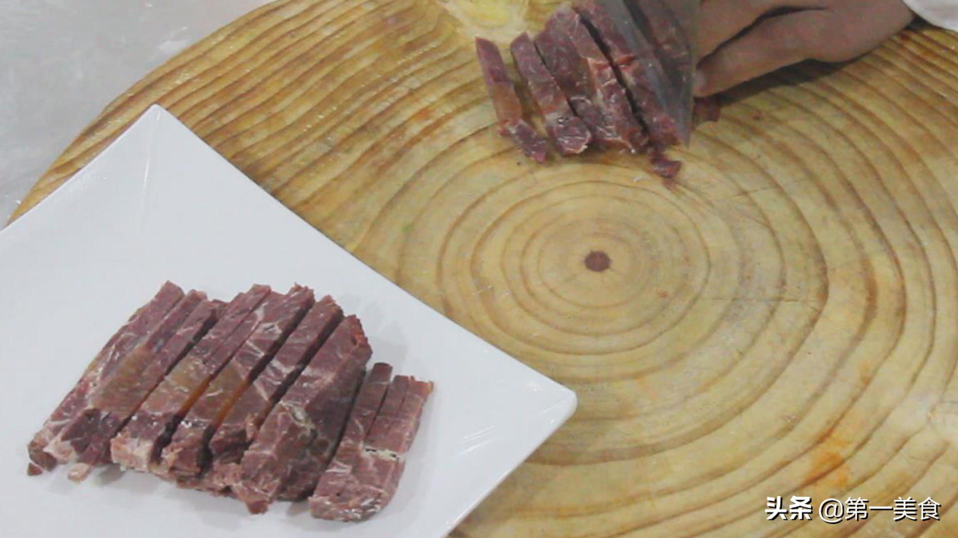 熟牛肉怎么做才好吃（五步教会你营养美味的炒牛肉丝）